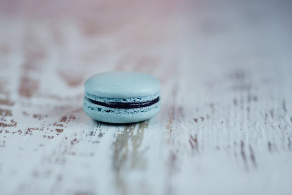 Bilberry flavoured macaron on white wooden background, horizonta — Stock Photo, Image