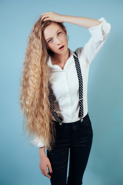 Mavi arka plan üzerinde uzun sarı saçlı korkmuş kız