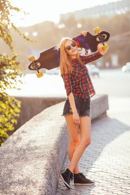 Spor moda kız yaz kaykay ile poz