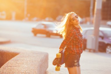 Spor moda kız yaz kaykay ile poz