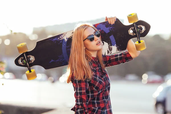 Sport fashion girl posing in summer with skateboard — Stock Photo, Image