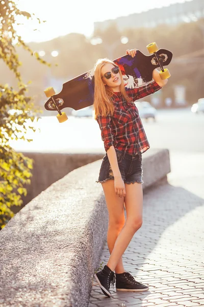 Deporte chica de moda posando en verano con monopatín — Foto de Stock