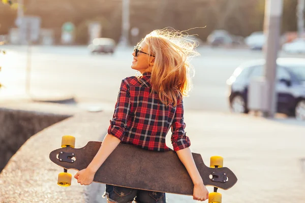 Sport fashion girl posing in summer with skateboard — Stock Photo, Image