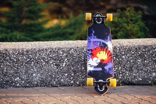 Monopatín, longboard con graffiti —  Fotos de Stock