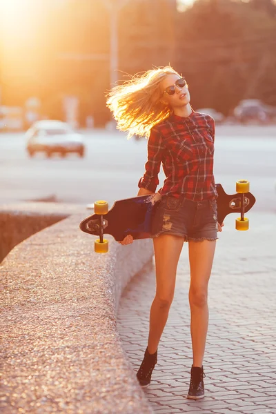Deporte chica de moda posando en verano con monopatín — Foto de Stock