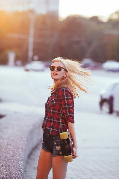 Sport ragazza di moda in posa in estate con skateboard — Foto Stock