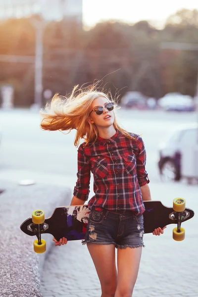Sportmode Mädchen posiert im Sommer mit Skateboard — Stockfoto