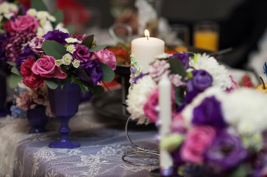 Düğün dekorasyon masa mor çiçek ve mum