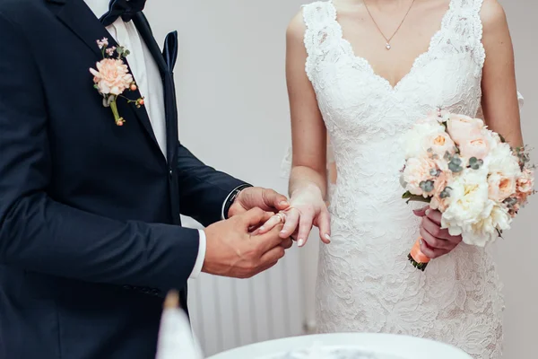 Casa comigo hoje e todos os dias, mãos de um casamento heterossexual cou — Fotografia de Stock