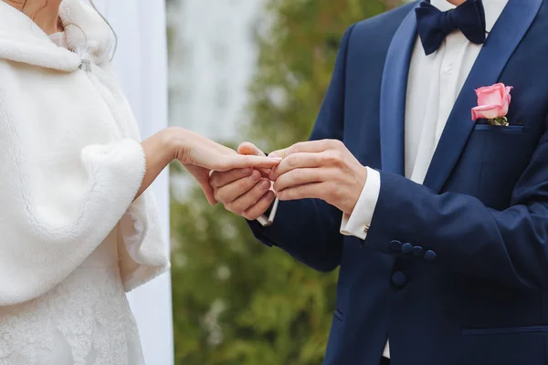 Παντρέψου μου σήμερα και κάθε μέρα, τα χέρια του cou ετεροφυλόφιλο γάμο — Φωτογραφία Αρχείου