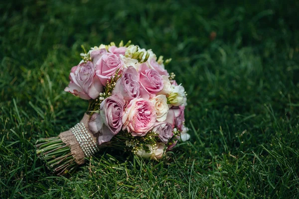 Bild von einem Hochzeitsstrauß, Hochzeitsstrauß von rosa und weiß — Stockfoto
