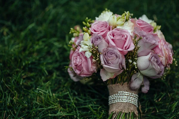 Bild von einem Hochzeitsstrauß, Hochzeitsstrauß von rosa und weiß — Stockfoto