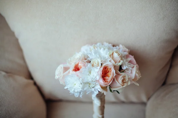 Krásná bílá svatební kytice — Stock fotografie