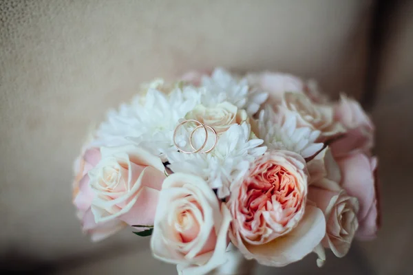 Gyönyörű fehér menyasszonyi csokor-gyűrűk — Stock Fotó