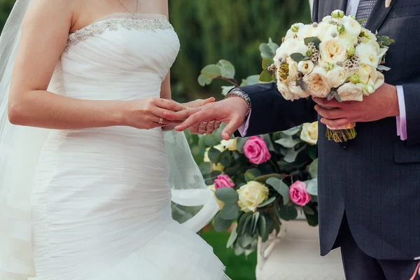 Fechar as mãos de noivas casal irreconhecível com ri casamento — Fotografia de Stock