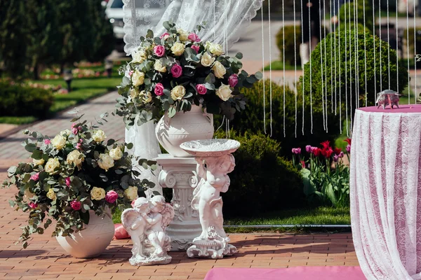 De ceremonie van het huwelijk. Mooie bruiloft instellen. decoratie op bruiloft — Stockfoto