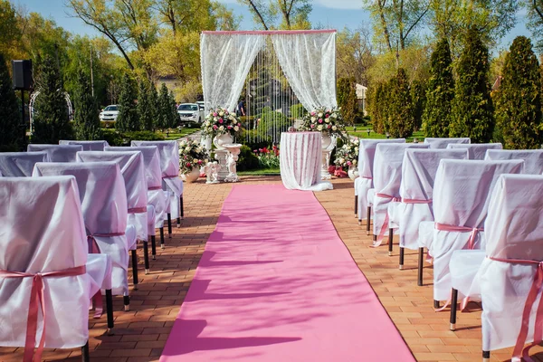 De ceremonie van het huwelijk. Mooie bruiloft instellen. decoratie op bruiloft — Stockfoto