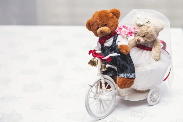 Two teddy bears with a bicycle on white background, concept love — Stock Photo, Image