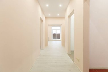 Mobilyasız ev ya da daire parlak renklerde 