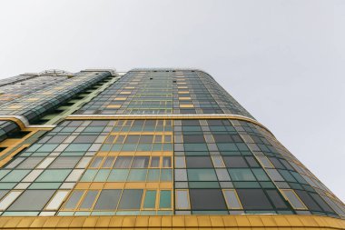 Aşağıdan yukarıya çok katlı bir binanın ön cephesi