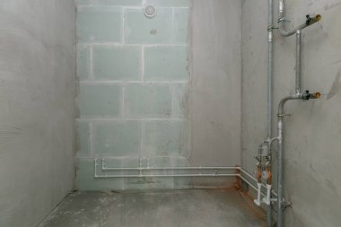 Dairenin içi gri renklerle süslenmemiş.