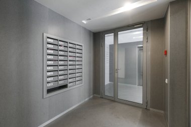 Bir apartmanın lobisindeki posta kutuları.