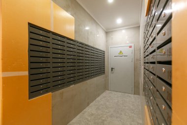 Bir apartmanın lobisindeki posta kutuları.