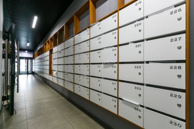 Bir apartmanın lobisindeki posta kutuları.