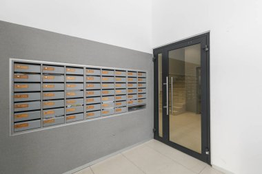 Bir apartmanın lobisindeki posta kutuları.