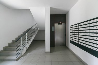 Bir apartmanın lobisindeki posta kutuları.