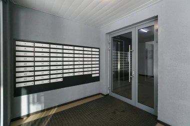 Bir apartmanın lobisindeki posta kutuları.