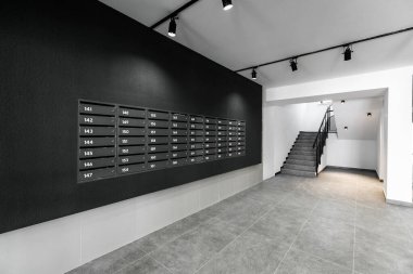 Bir apartmanın lobisindeki posta kutuları.