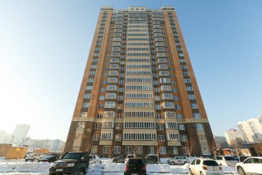 Aşağıdan yukarıya çok katlı bir binanın ön cephesi