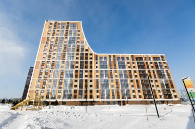 Aşağıdan yukarıya çok katlı bir binanın ön cephesi