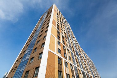 Aşağıdan yukarıya çok katlı bir binanın ön cephesi