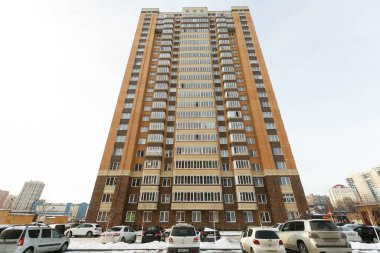 Aşağıdan yukarıya çok katlı bir binanın ön cephesi