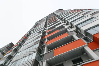 Aşağıdan yukarıya çok katlı bir binanın ön cephesi