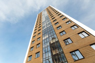 Aşağıdan yukarıya çok katlı bir binanın ön cephesi