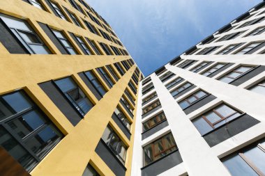 Aşağıdan yukarıya çok katlı bir binanın ön cephesi