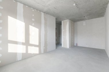 Dairenin içi gri renklerle süslenmemiş. kabaca bitir