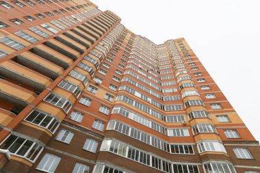 Novosibirsk, Rusya 28 03 2021: tepeden tırnağa çok katlı bir binanın cephesi