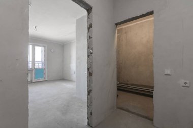 Dairenin içi gri renklerle süslenmemiş.