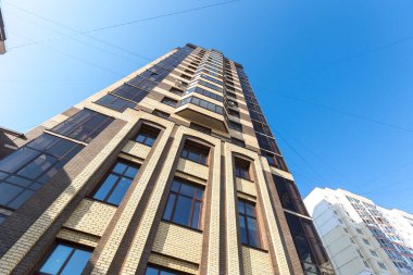 Aşağıdan yukarıya çok katlı bir binanın ön cephesi