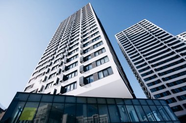 Aşağıdan yukarıya çok katlı bir binanın ön cephesi