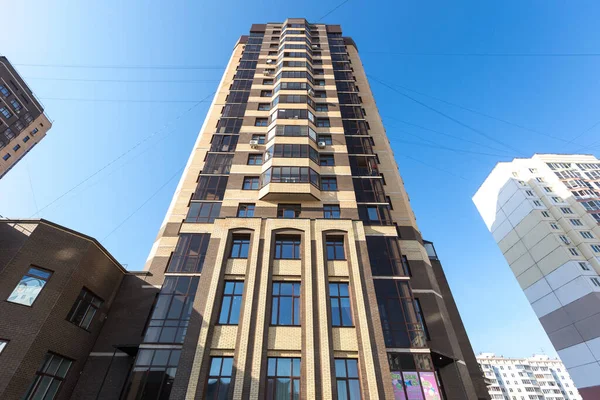 Aşağıdan yukarıya çok katlı bir binanın ön cephesi