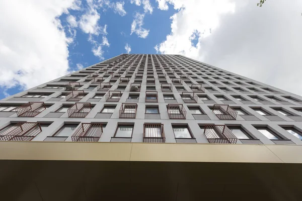 Fachada Edificio Varios Pisos Abajo Hacia Arriba —  Fotos de Stock