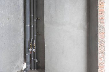 Dairenin içi gri renklerle süslenmemiş.