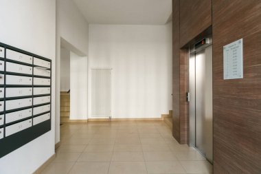 Bir apartmanın lobisindeki posta kutuları.