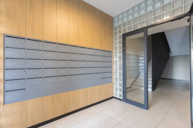 Bir apartmanın lobisindeki posta kutuları.