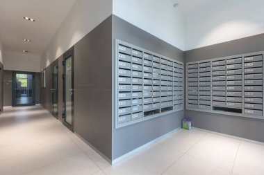 Bir apartmanın lobisindeki posta kutuları.